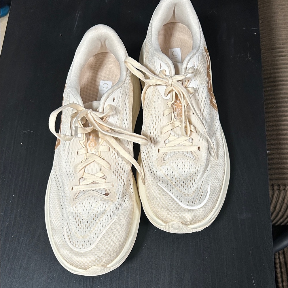 Hoka Cream and rose gold rincon 4